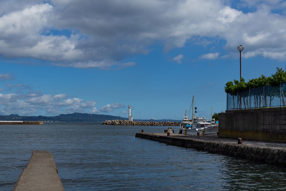 横須賀市鴨居 海岸と街並みの風景