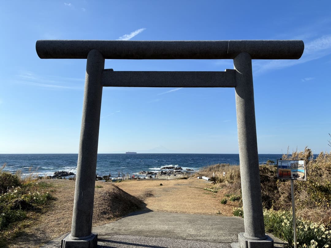 浜の鳥居と富士山