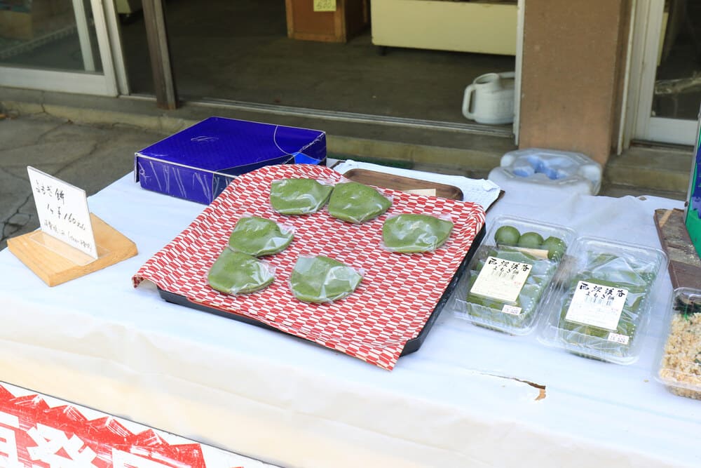 西沢渓谷の入り口にある草もちは定番です