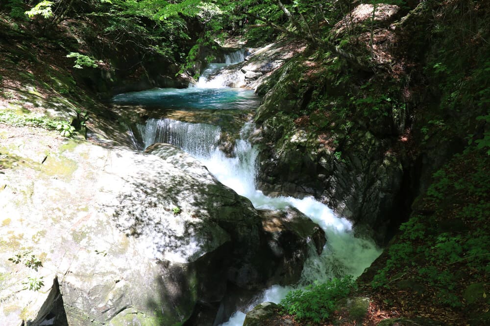 滝の水しぶきに癒されます