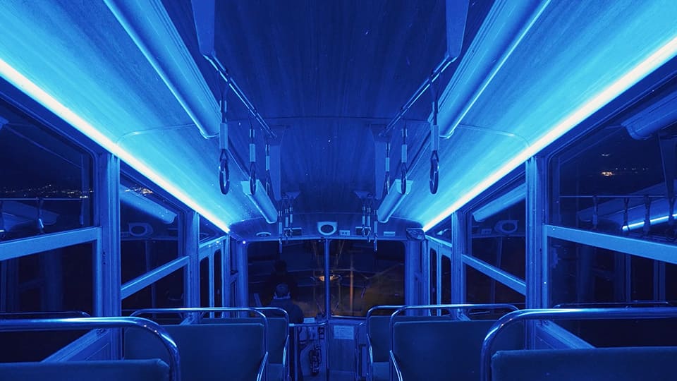 十国峠　山麓から山頂へ向かうパノラマケーブルカーは、光とレーザーによる星空と音の演出で、非日常への入口に。