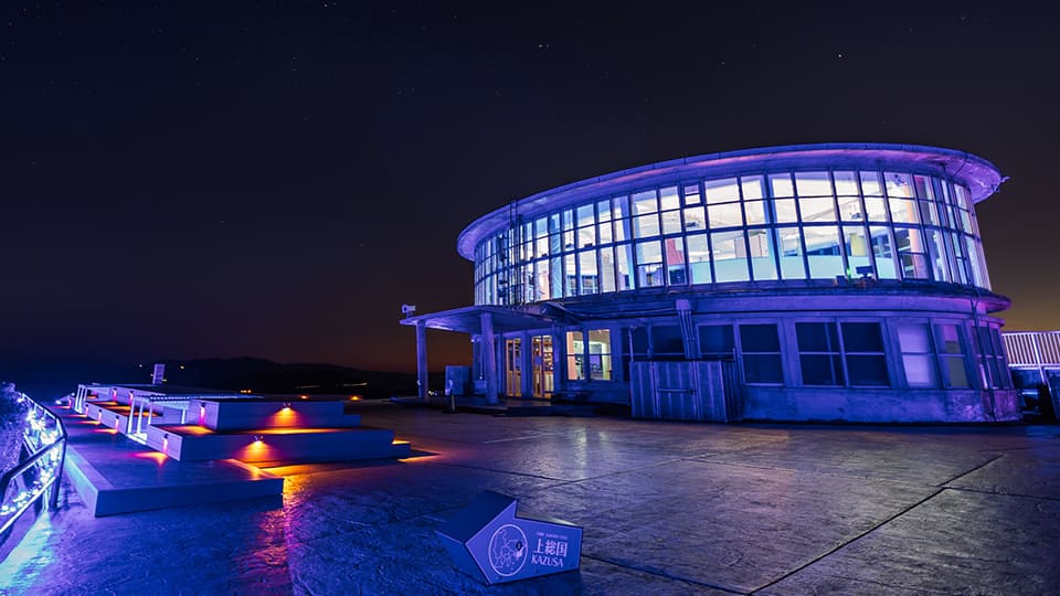 十国峠山頂　自然と調和するブルーの光で装飾