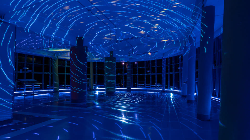 十国峠山頂駅舎2階では満天の星空をテーマとしたプロジェクションとレーザーによる没入感を味わえる空間を提供