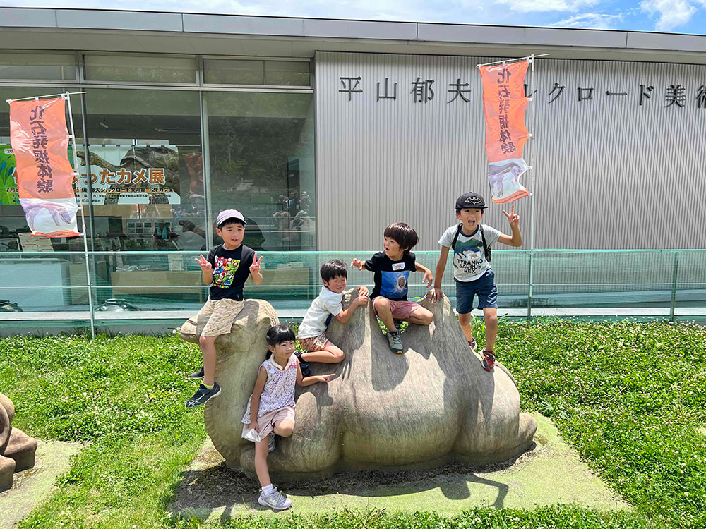ラクダの置物3体であ遊ぶ子ども達（松山家+α）