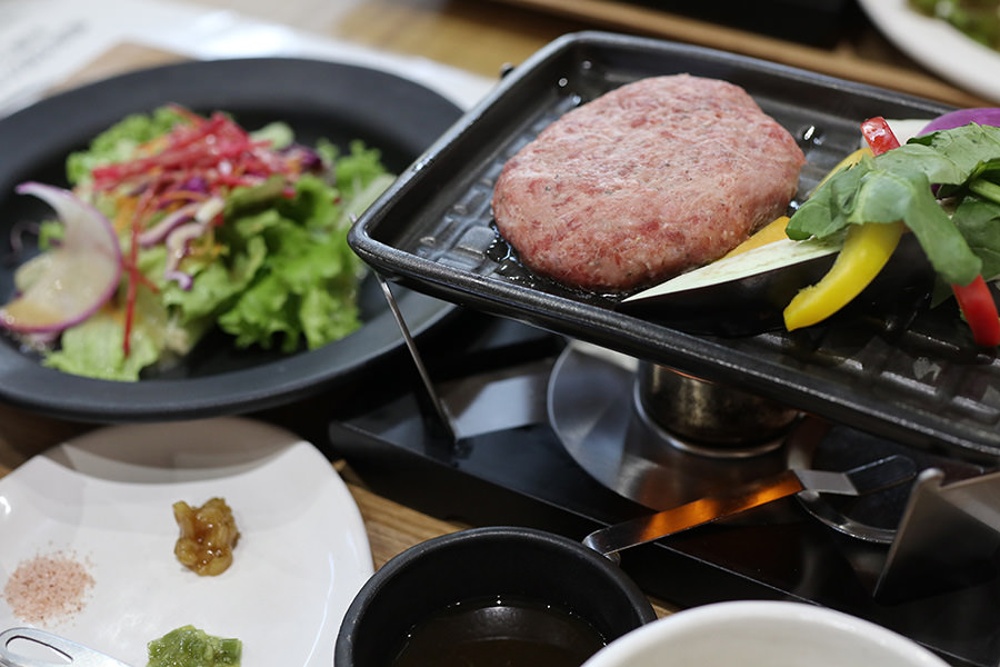 常陸牛と地元の食材を使用した豪華なランチ