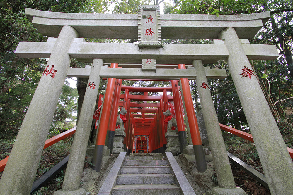 大杉神社内の勝馬神社