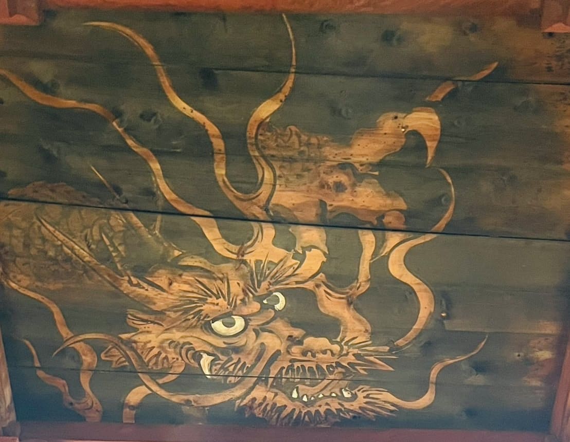 長福寿寺（ちょうふくじゅじ）本堂の天井には、開運や金運を象徴する「龍神様」の絵が描かれています