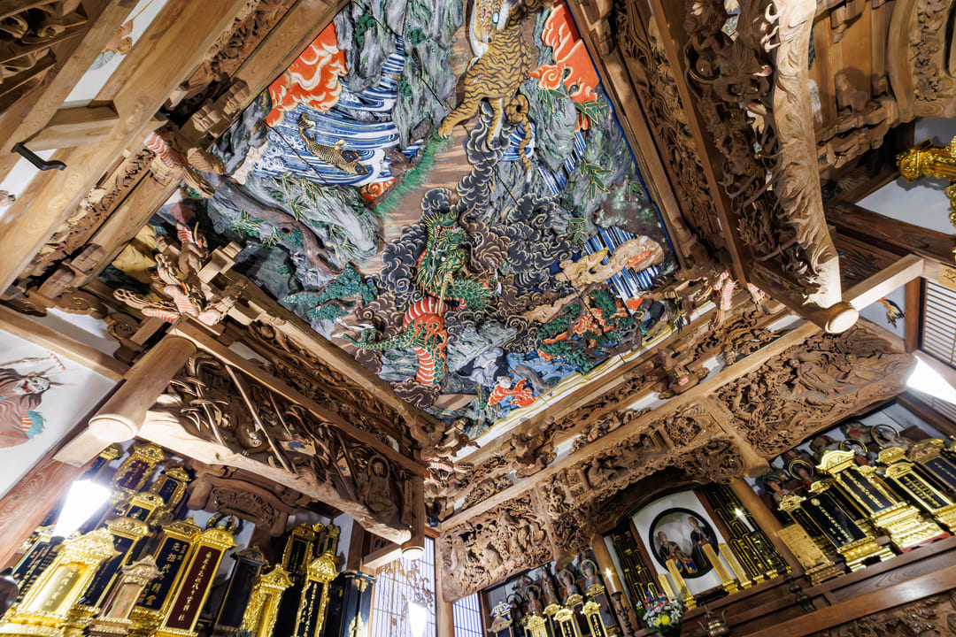 幕末の鬼才、彫刻家・画家・建築家の石川雲蝶（1814-1883）による開山堂の天井彫刻や襖絵等。