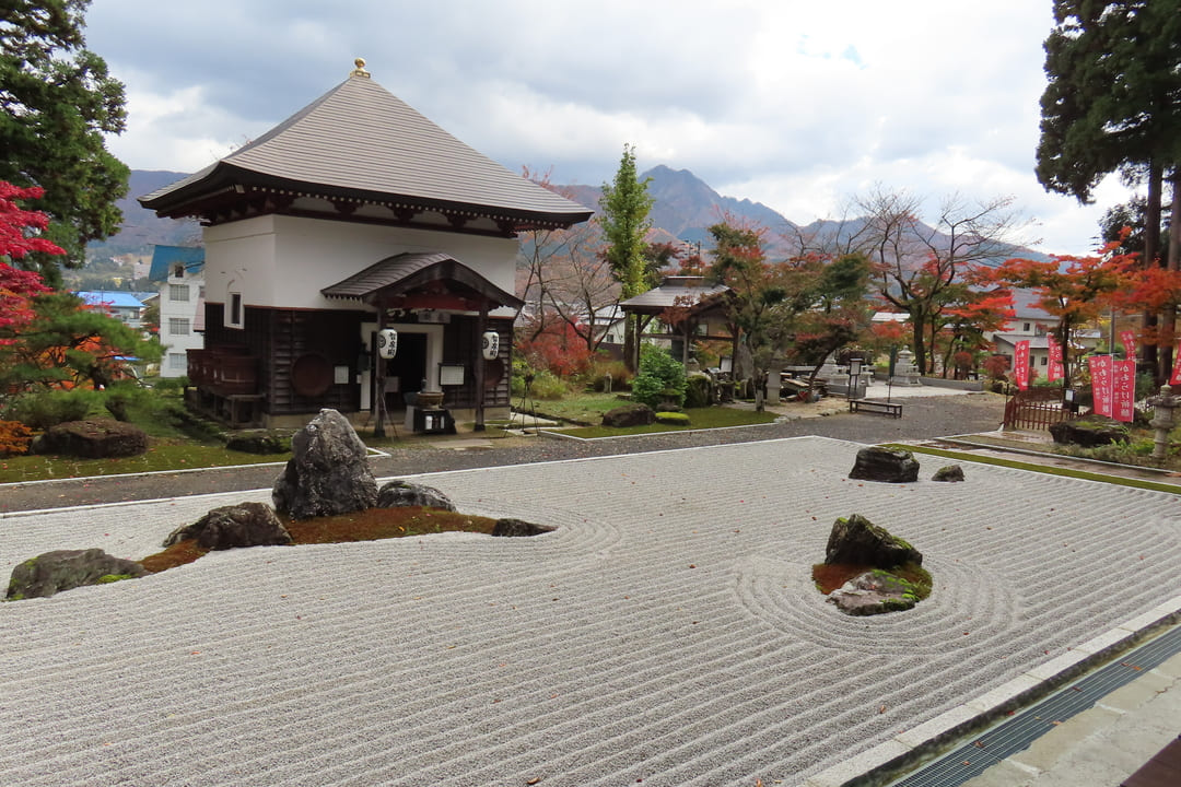 秋の関興寺 枯山水の石庭