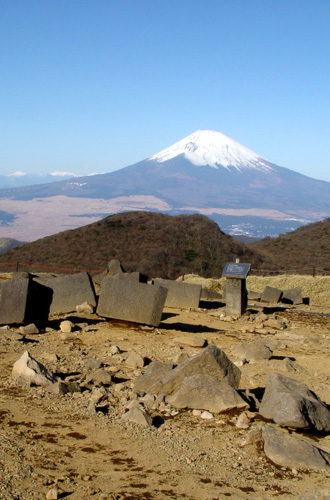 駒ヶ岳山頂の初日の出と箱根初詣のイメージ