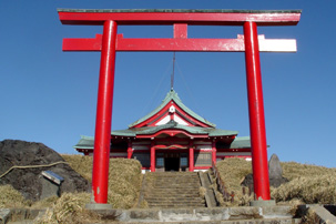 駒ヶ岳山頂の初日の出と箱根初詣のイメージ