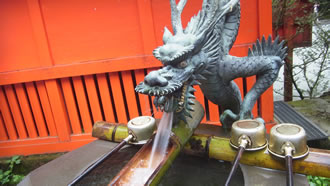 箱根九頭龍神社で縁結び参拝のイメージ