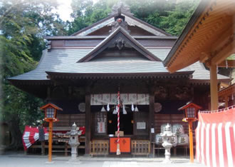 新倉山浅間公園からの初富士と新屋山神社のイメージ