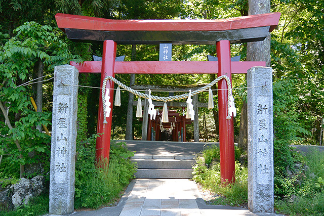 忍野八海からの初富士と新屋山神社のイメージ