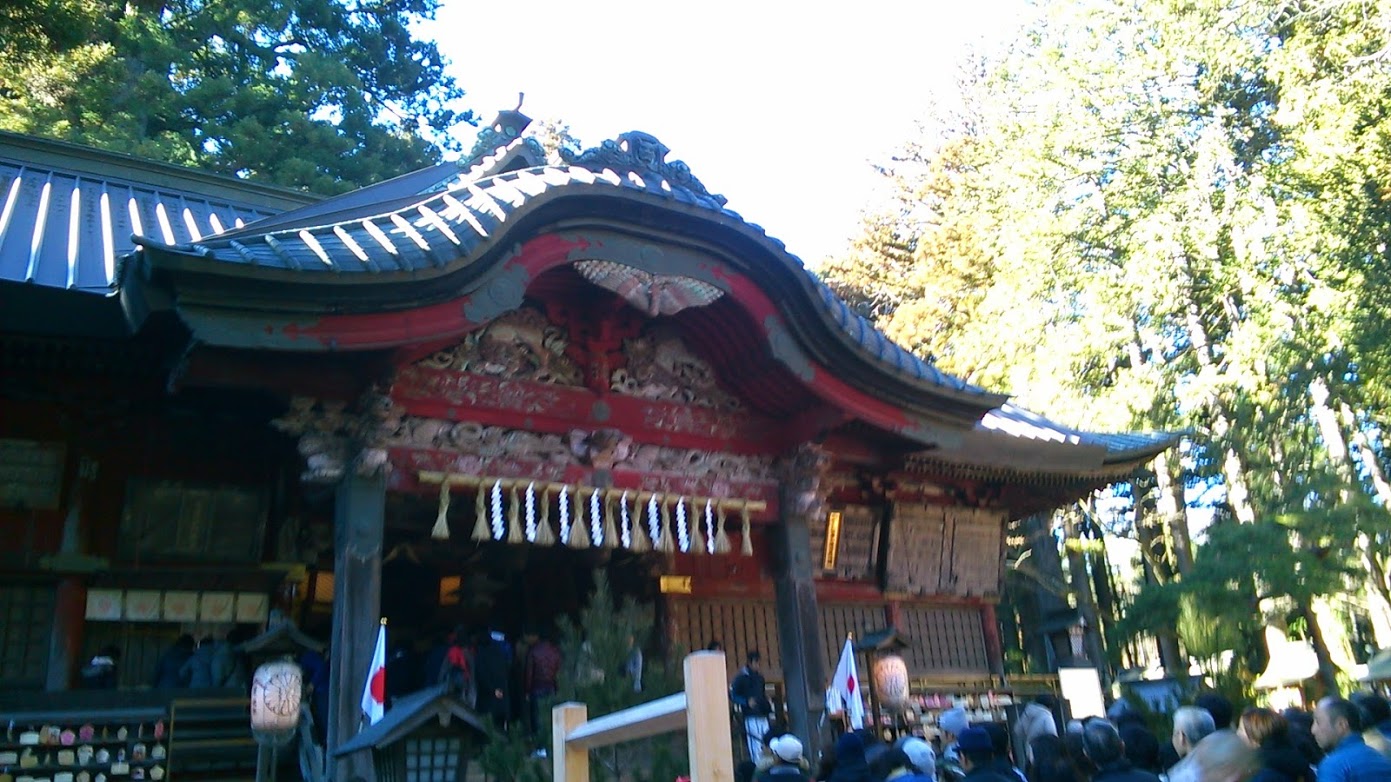 新倉山浅間公園からの初富士と新屋山神社のイメージ