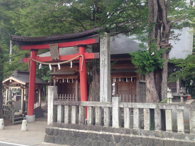 忍野八海からの初富士と新屋山神社のイメージ