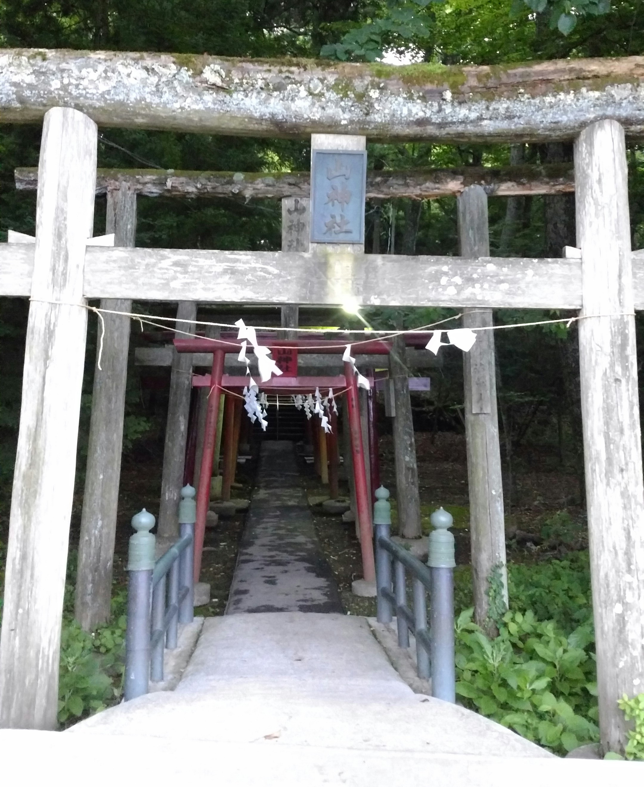 忍野八海からの初富士と新屋山神社のイメージ