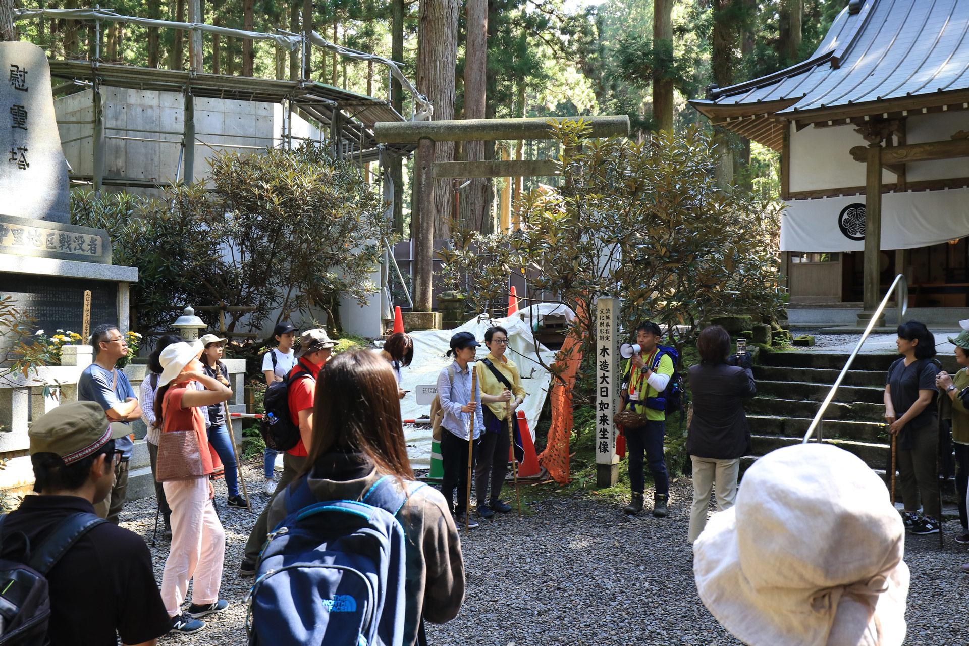 現地のガイドさんと一緒に登山します。