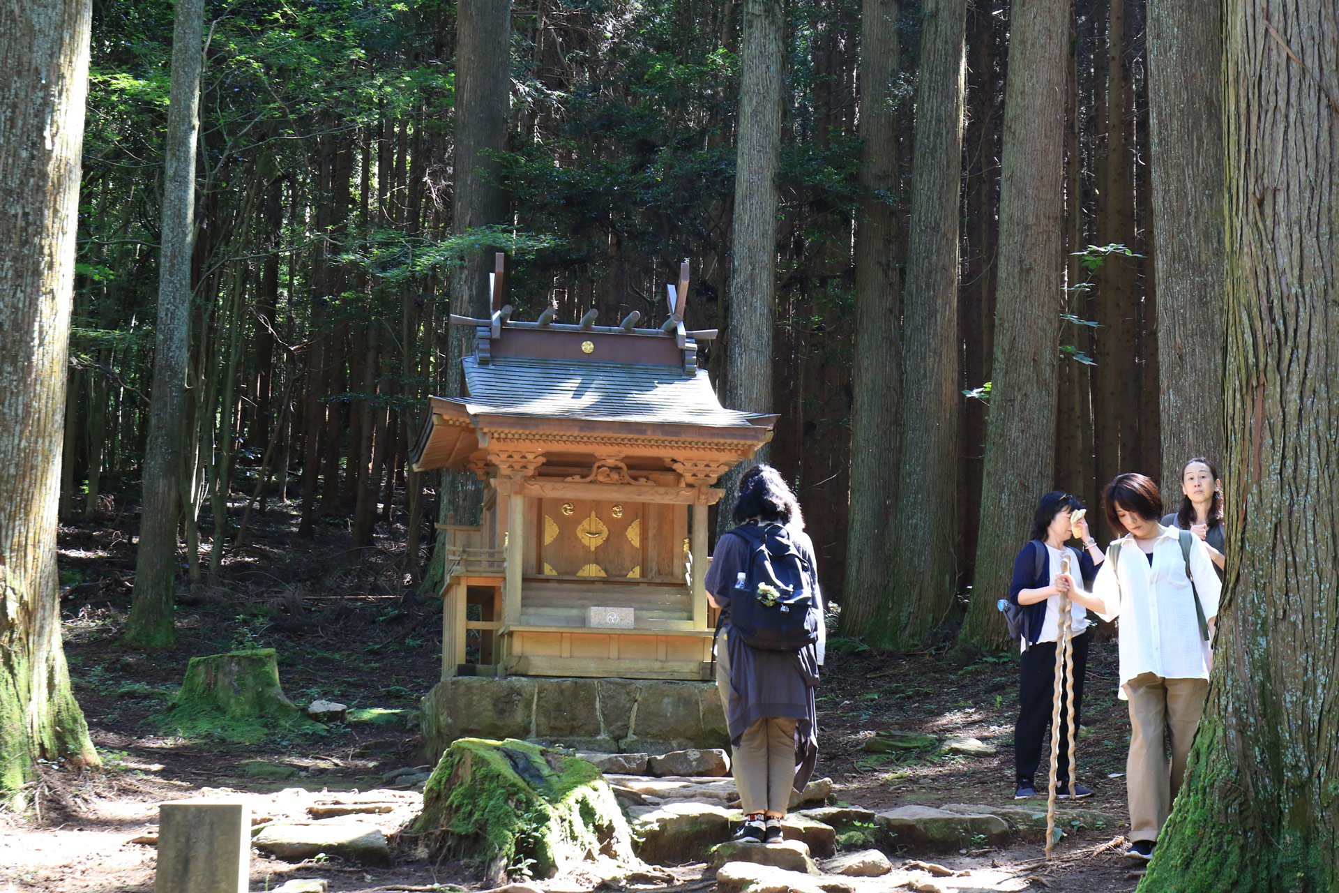 下山は別ルートで。各所に見所があります。