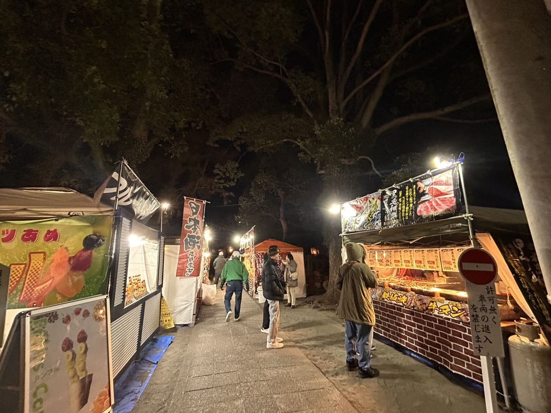 御穂神社
（神社参道露店の様子）