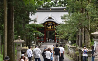 三峯神社随身門