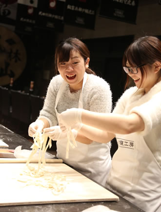 もも食べ放題とほうとう打ち体験バスツアー