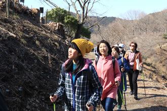 桜山公園でノルディックウォーキング&いちご狩りバスツアー