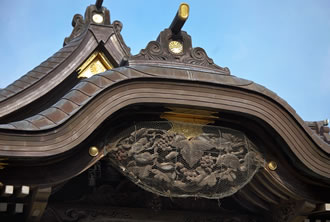 酒列磯前神社拝殿に施された「リスとブドウ」の彫刻は日光東照宮御造営後の左甚五郎の作と伝わっています