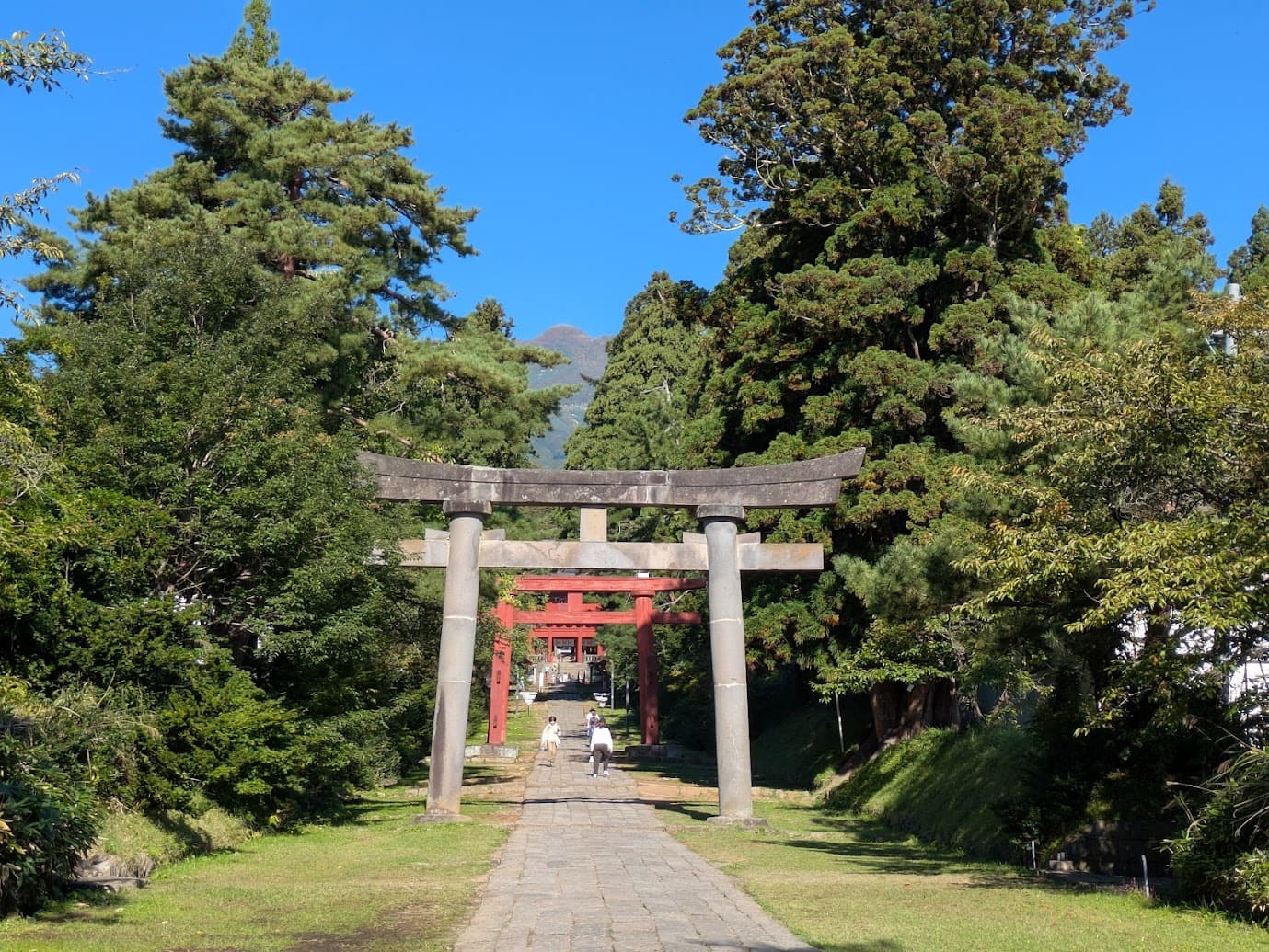 岩木山の山頂と神社参道