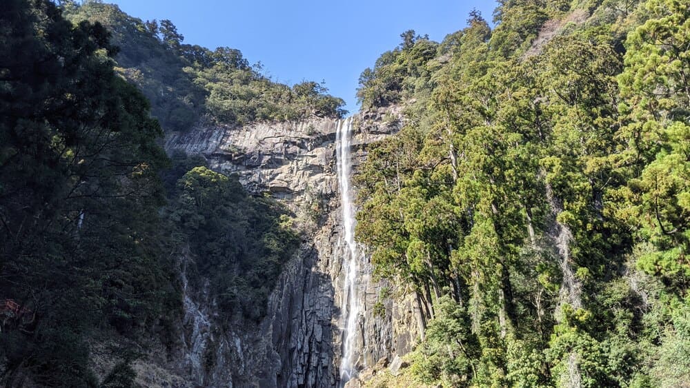 しぶきをあげて落ちる那智の滝