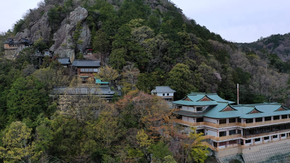 太郎坊宮の社殿郡