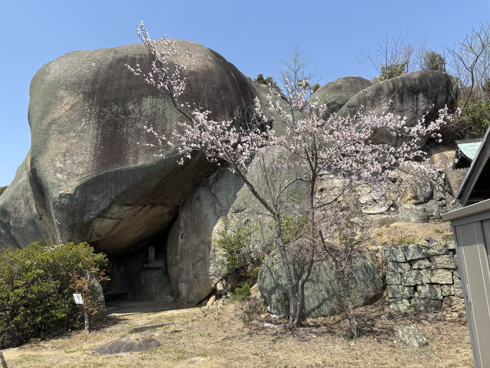 岩屋巨石
