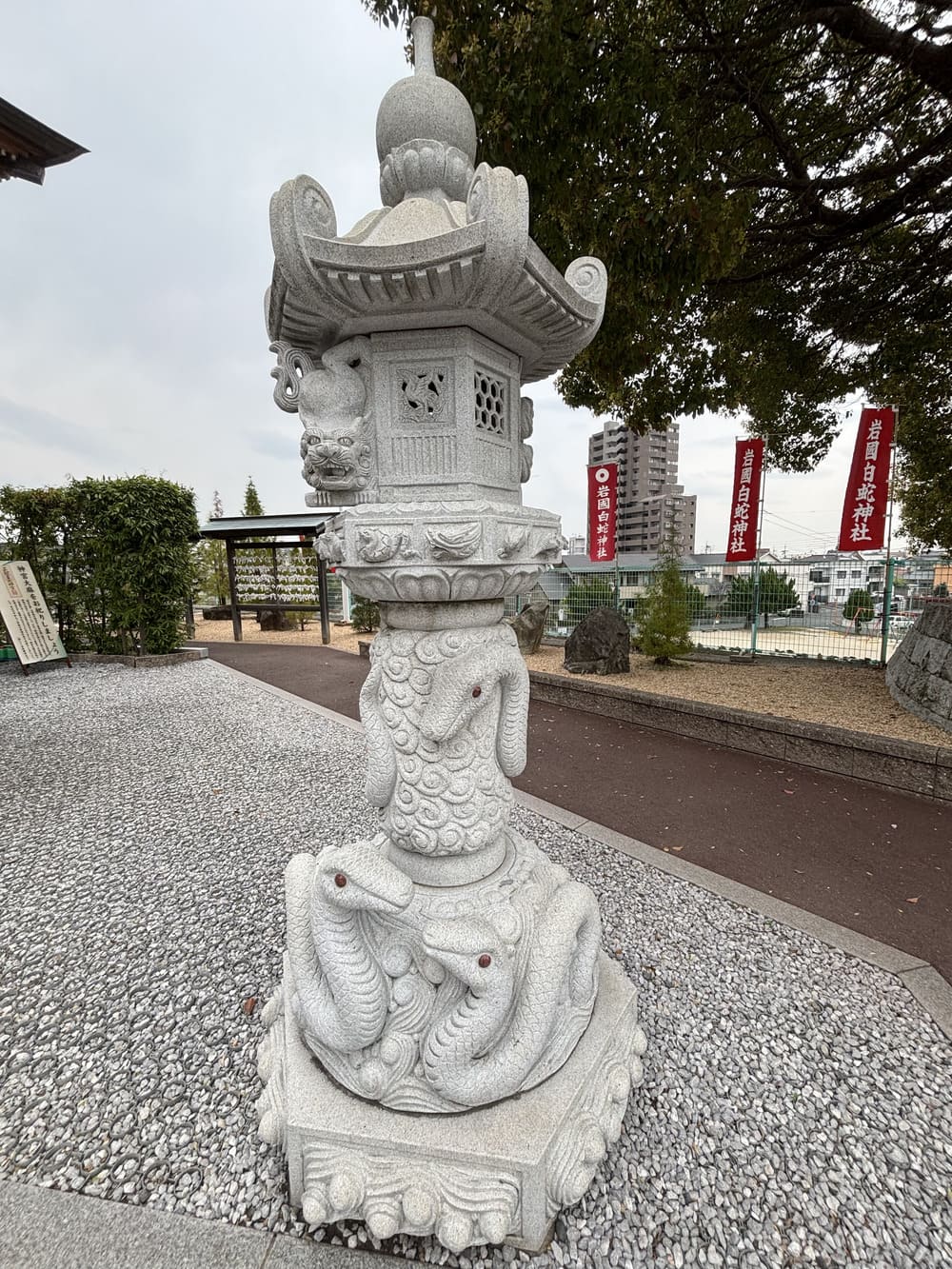 白蛇神社　石灯籠