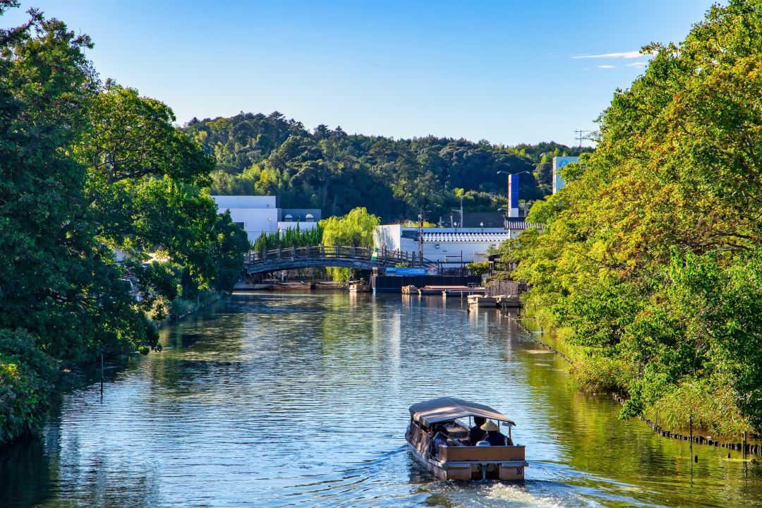 松江城下の堀川遊覧船