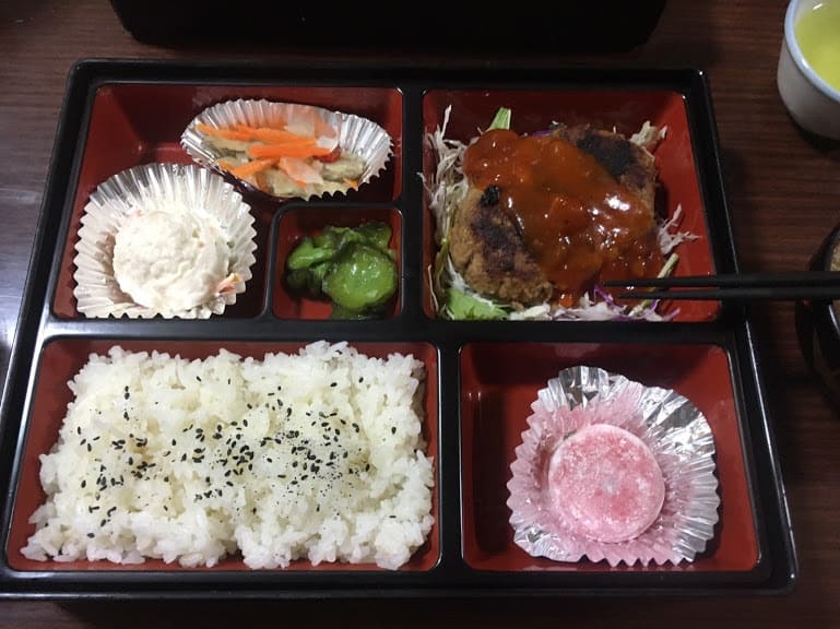 山小屋の食事は雨の場合はハンバーグ定食になります。