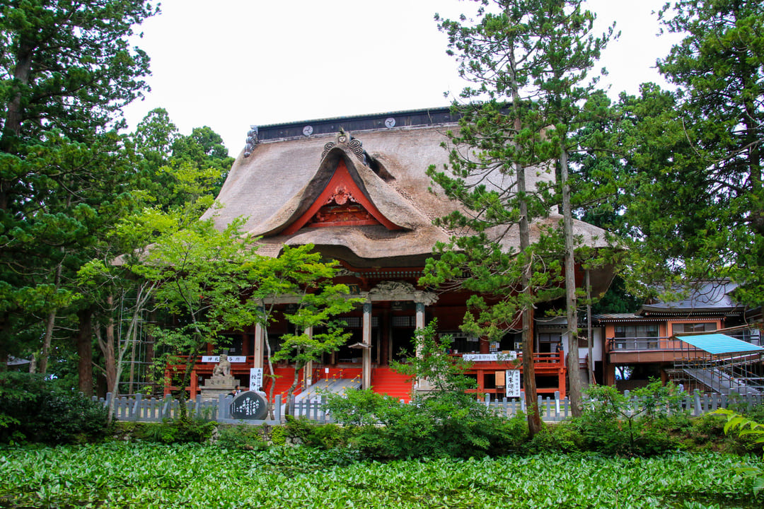 厚さ2.1mのかやぶき屋根が迫力ある羽黒山の三神合祭殿