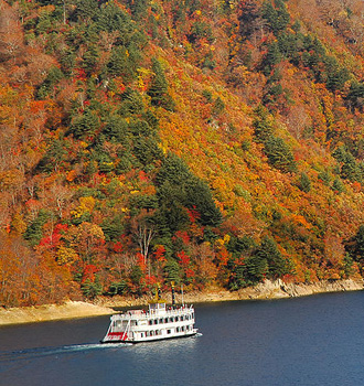 紅葉の奥只見湖 遊覧船 観光バスツアーのイメージ３