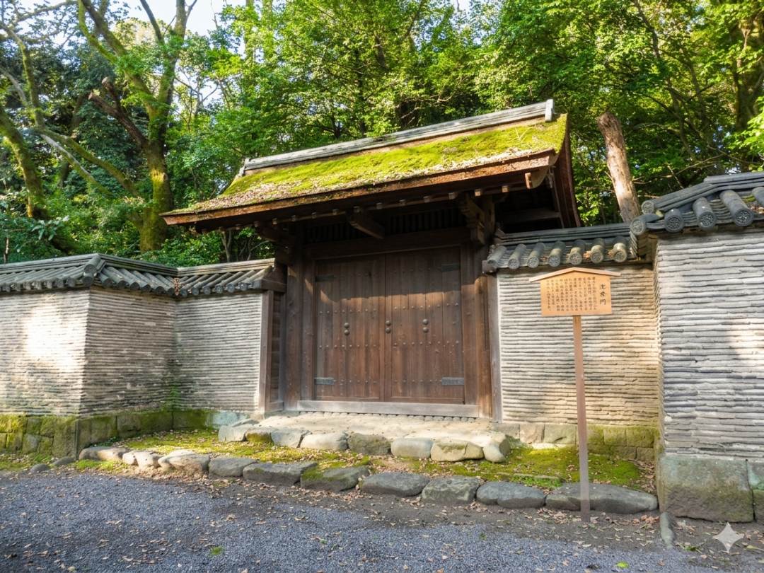 清雪門。何百年間も固く閉ざされたままの「不開門（あかずのもん）」