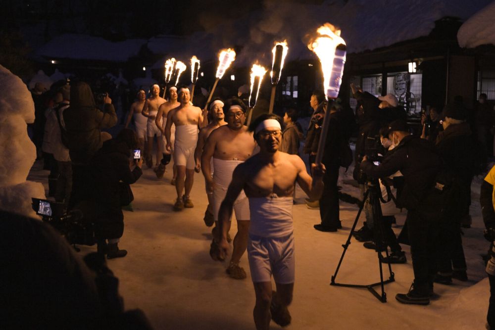 御神火戴火の神事と行列