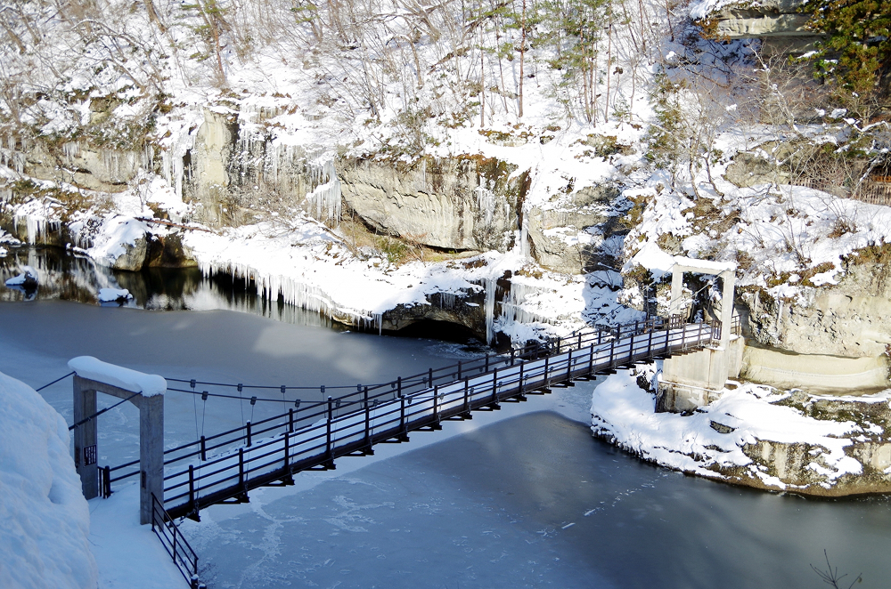 雪の塔のへつり