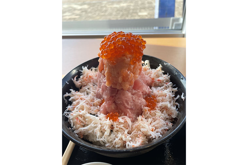 道の駅いわき・ら・ら・みゅう
カニ、サーモン、マグロ、イクラのタワー丼が大人気