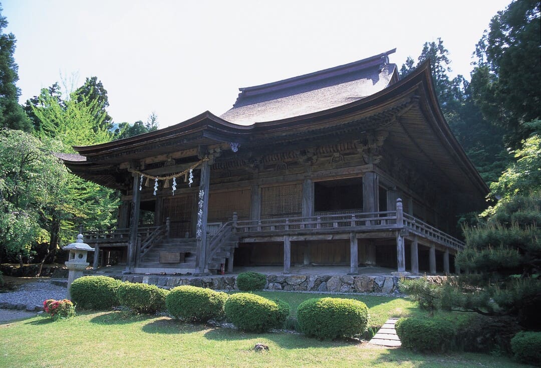 お水送りが行われる神宮寺
