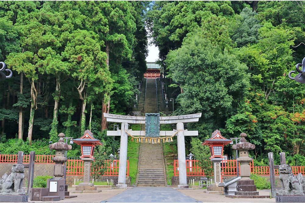 長い階段の上にそびえる塩釜神社