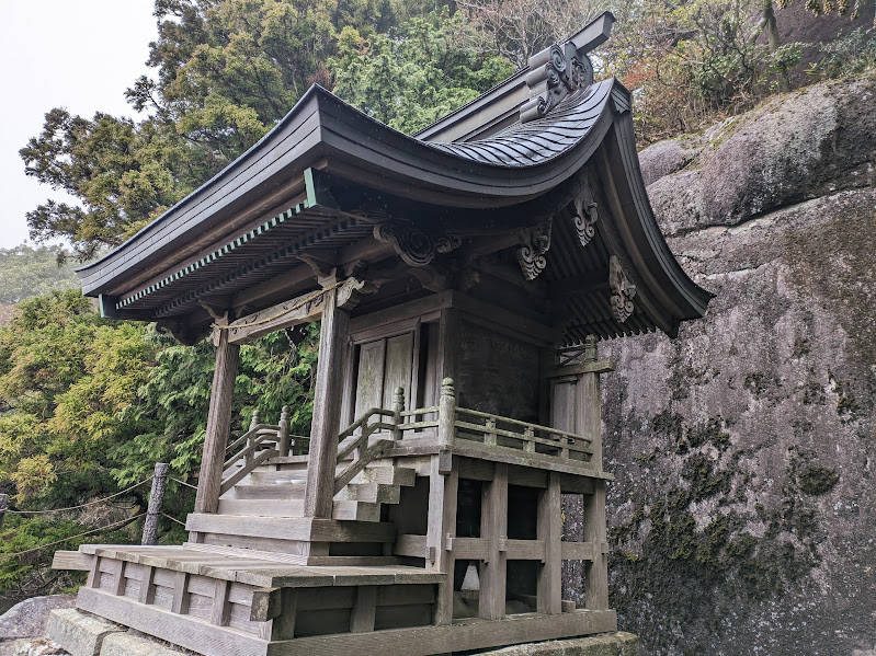 登山道中には信仰の山らしくこのような神社がたくさんあります