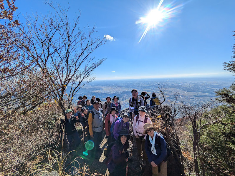 山頂直下の立身石にて