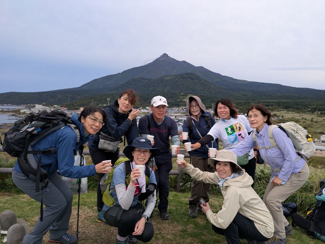 利尻富士をバックに乾杯！