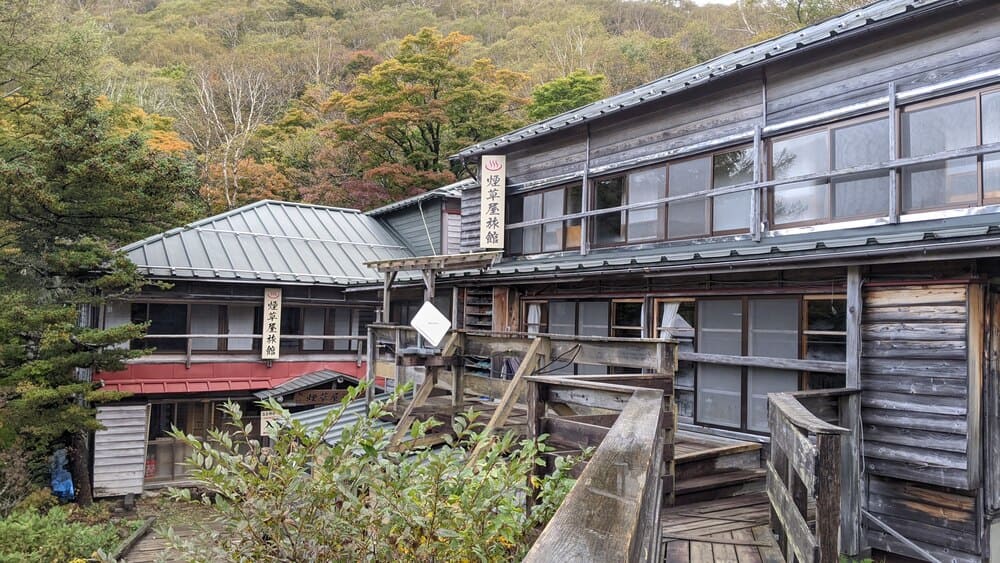 煙草屋旅館の素朴な建物