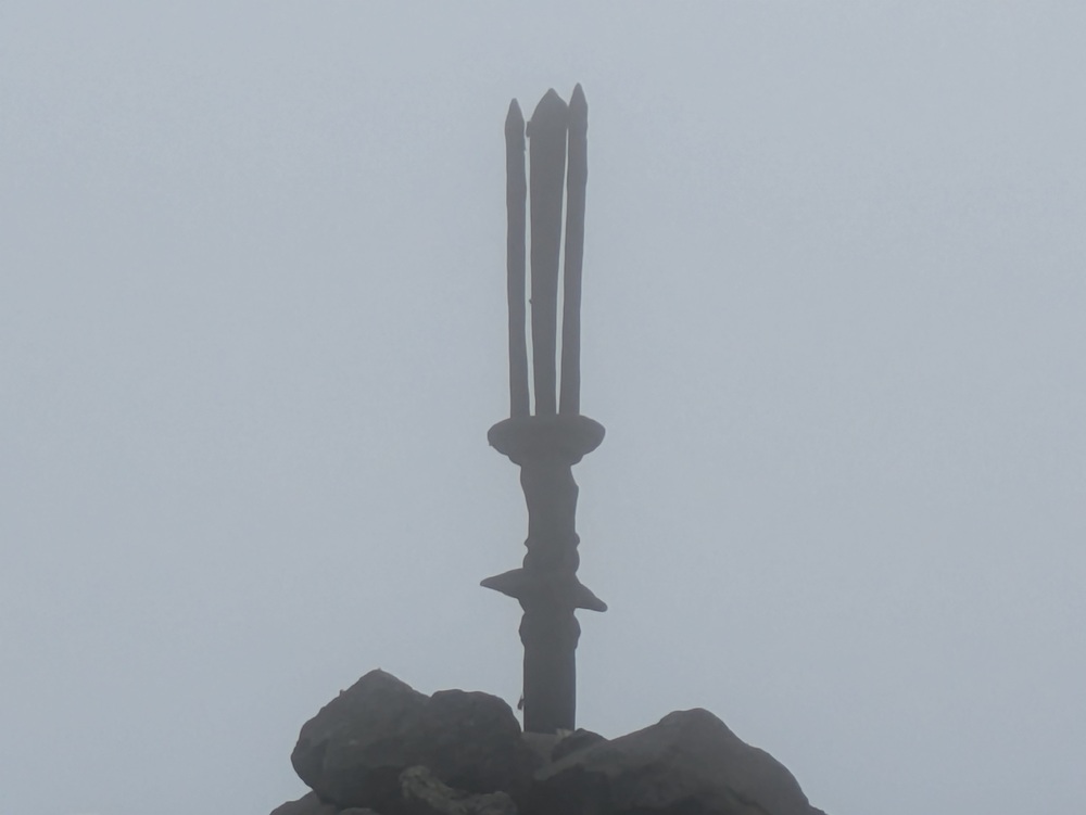 高千穂峰山頂　天孫降臨の目印の鉾