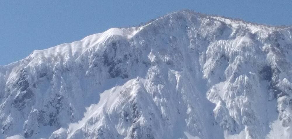 雪山の景色の中で