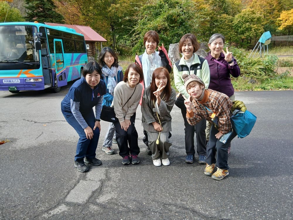 ガイド：中島すい子さん(中央)秋のツアーにてお客様に囲まれて